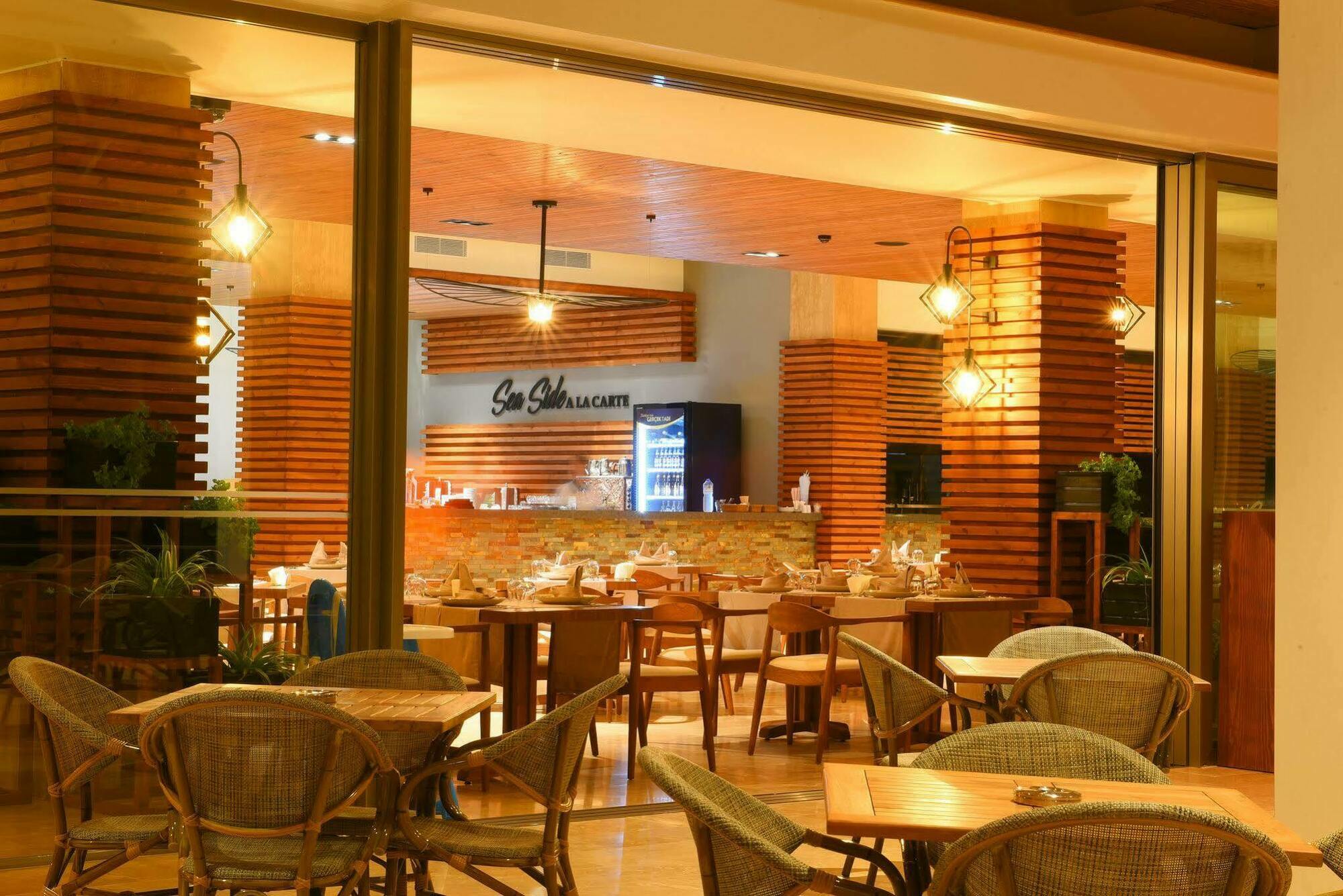 Cratos Premium Hotel, Casino, Port & Spa Kazaphani Dış mekan fotoğraf