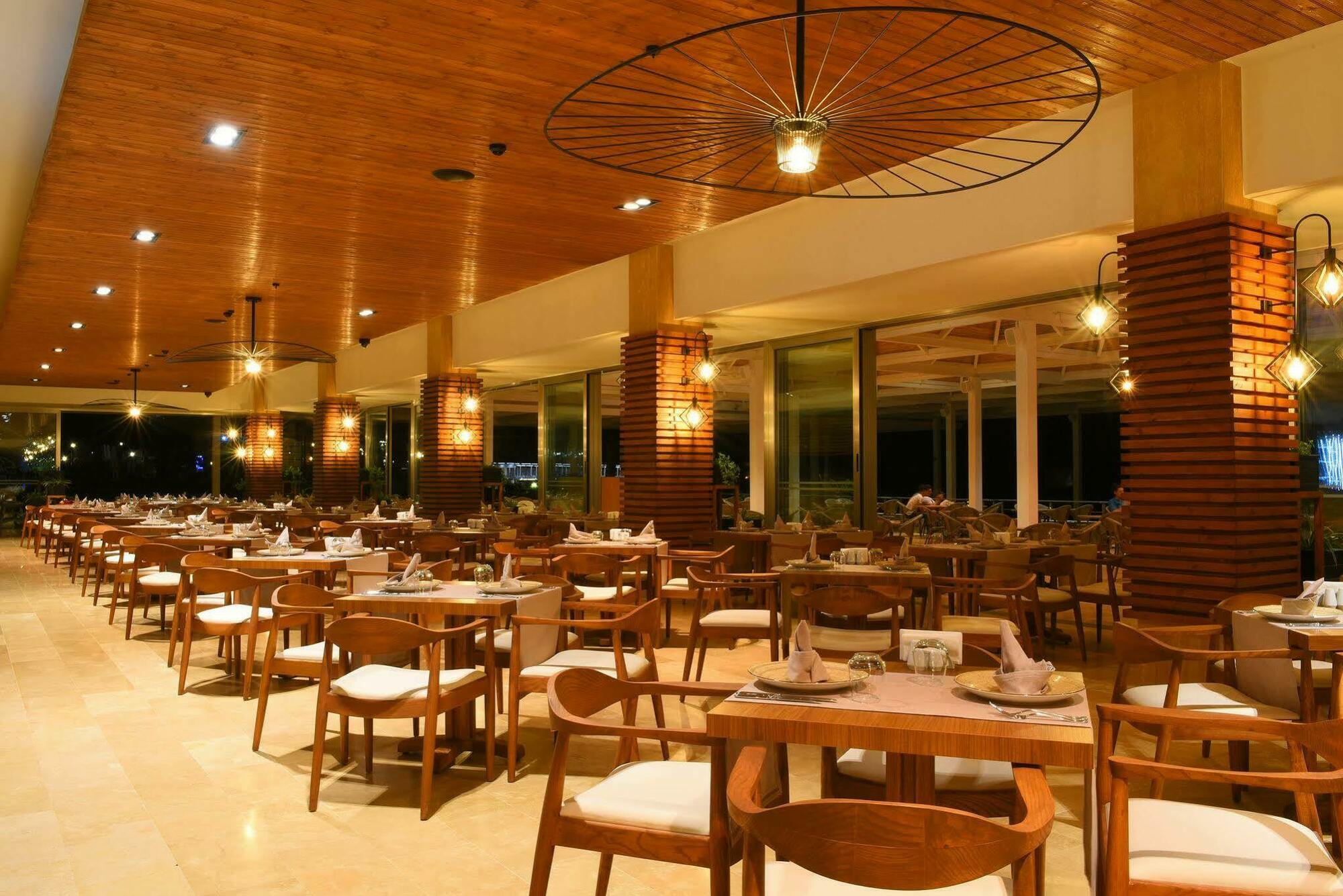 Cratos Premium Hotel, Casino, Port & Spa Kazaphani Dış mekan fotoğraf