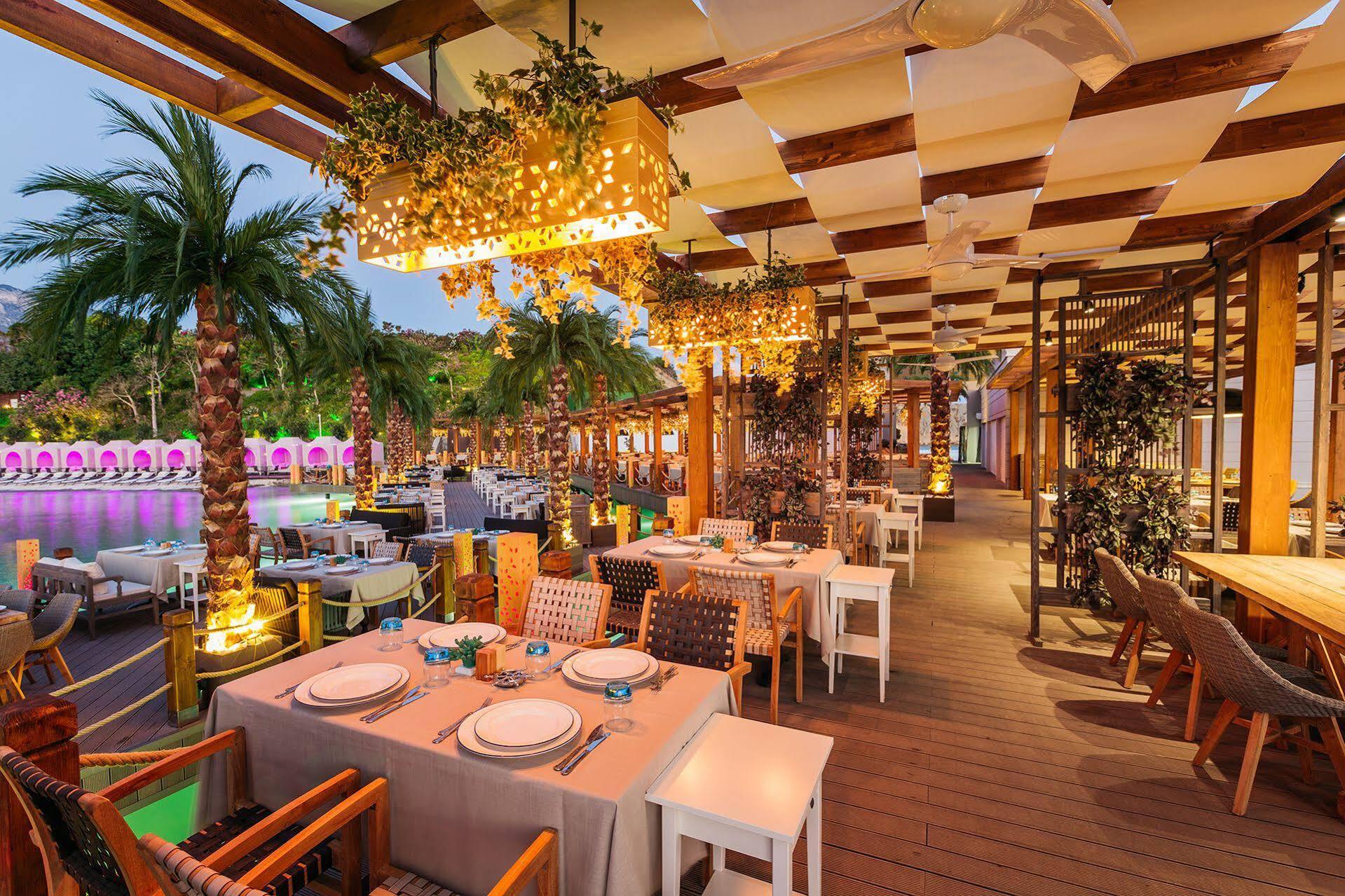 Cratos Premium Hotel, Casino, Port & Spa Kazaphani Dış mekan fotoğraf