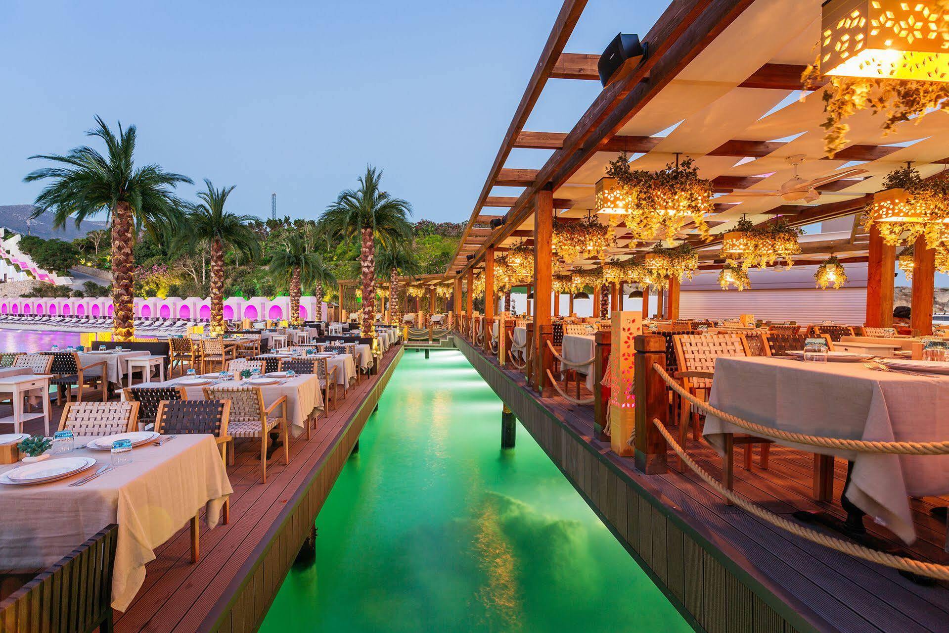 Cratos Premium Hotel, Casino, Port & Spa Kazaphani Dış mekan fotoğraf