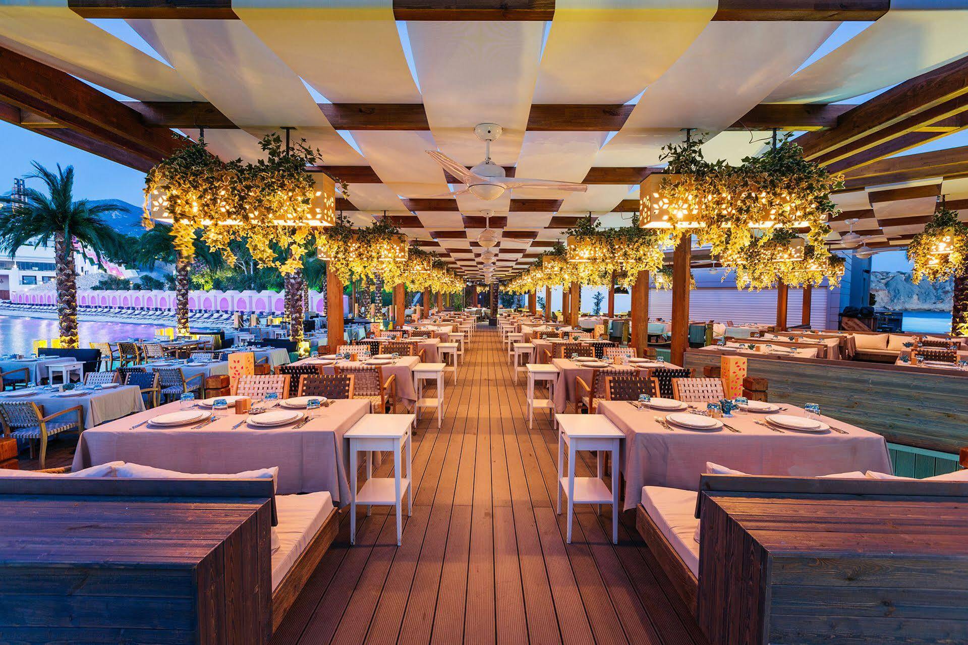 Cratos Premium Hotel, Casino, Port & Spa Kazaphani Dış mekan fotoğraf